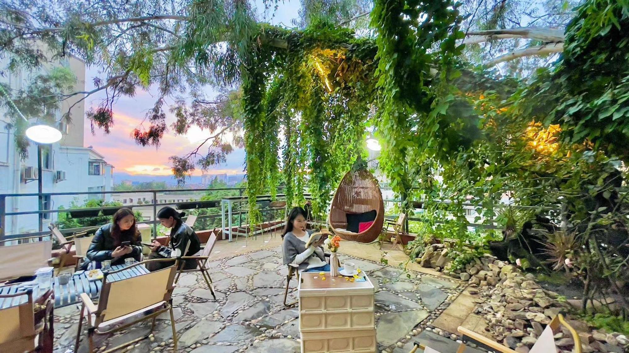 Kunming Upland International Youth Hostel Near The City Center ,2 Mins Walk To The Subway, 2 Mins Walk To The Green Lake, Close To Yuan Tong Temple, Old Street, Yunnan University, Convenient Payment And Visa Cards Are Accepted Esterno foto