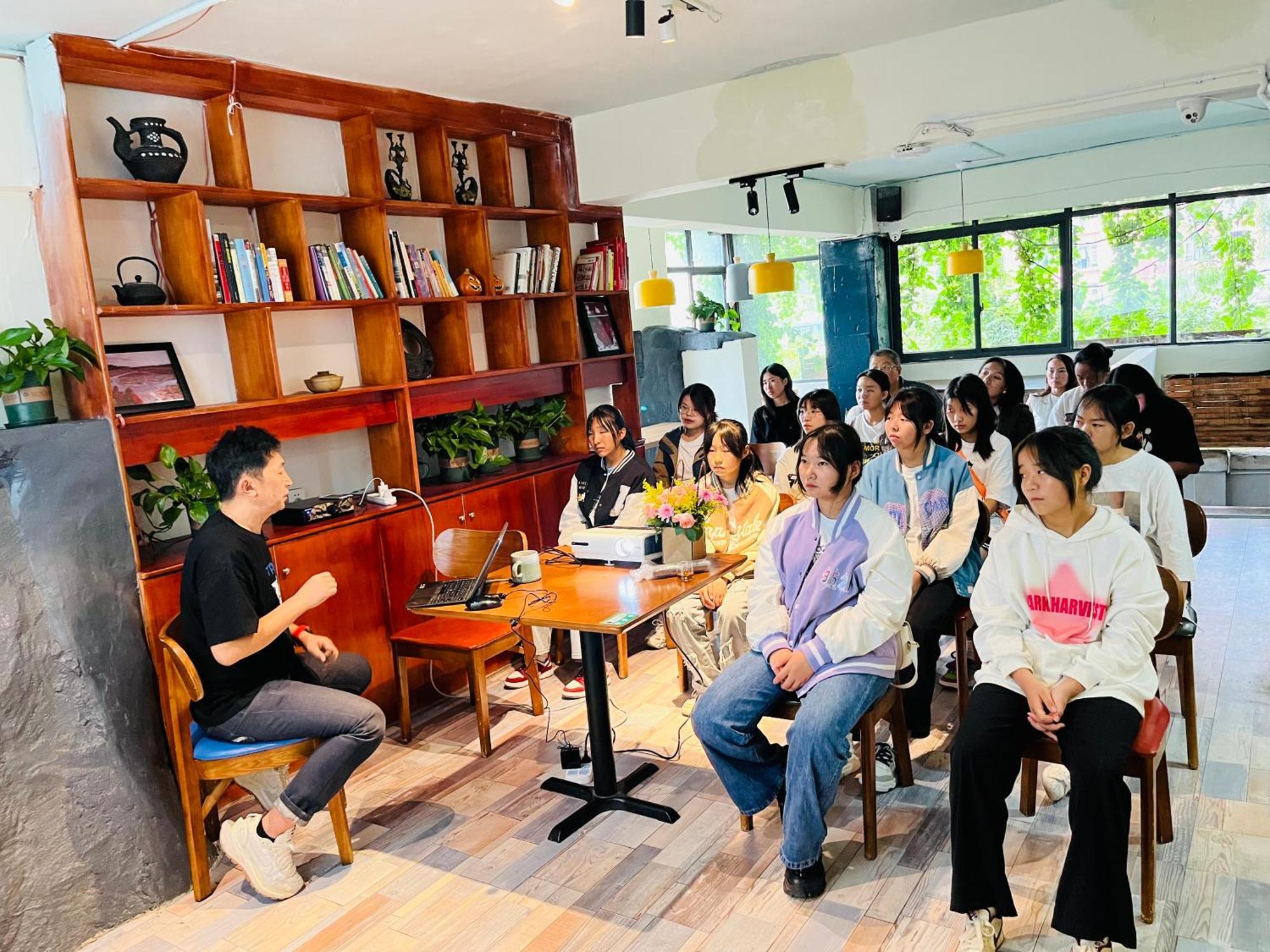 Kunming Upland International Youth Hostel Near The City Center ,2 Mins Walk To The Subway, 2 Mins Walk To The Green Lake, Close To Yuan Tong Temple, Old Street, Yunnan University, Convenient Payment And Visa Cards Are Accepted Esterno foto